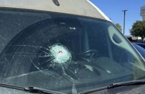 Uma pedra de metal explodiu no para-brisa, atingindo uma motorista grávida em uma rodovia SoCal