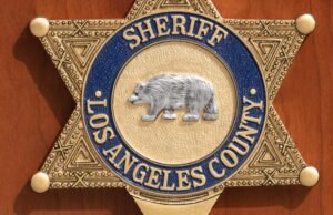Mãe de Los Angeles acusada de matar uma criança pequena, que foi hospitalizada devido a queimaduras