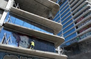 Começa a limpeza da torre de graffiti – Los Angeles Times