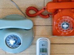 Mesmo no coração de Los Angeles, eles ainda dependem de telefones antigos e não querem perdê-los.
