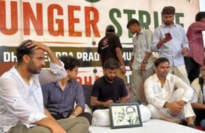 Ativista do Partido Kalalao Janata hospitalizado à força pela polícia indiana por greve de fome