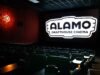 Existem muitos filmes de festivais independentes lutando para ser distribuídos. A Alamo Drafthouse está tentando mudar isso.