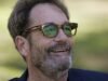 Huey Lewis ‘não consegue mais curtir música’ porque é ‘geralmente surdo’
