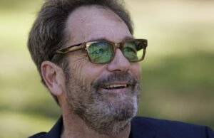 Huey Lewis ‘não consegue mais curtir música’ porque é ‘geralmente surdo’