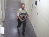 O ex-xerife do SoCal empurra o preso, que está com a coluna quebrada. Ele irá para a cadeia