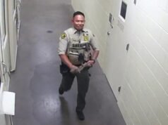 O ex-xerife do SoCal empurra o preso, que está com a coluna quebrada. Ele irá para a cadeia