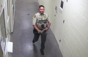 O ex-xerife do SoCal empurra o preso, que está com a coluna quebrada. Ele irá para a cadeia