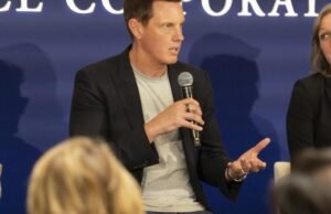 O CEO da Paramount, David Ellison, diz que a fusão da Warner ainda está no caminho certo