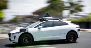 Um homem sem camisa foi preso depois que a polícia disse que ele vandalizou um Waymo em East Hollywood