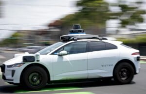 Um homem sem camisa foi preso depois que a polícia disse que ele vandalizou um Waymo em East Hollywood