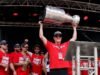 O proprietário do Hurricanes, Tom Dundon, nomeia esposa e filho na Copa Stanley