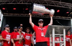 O proprietário do Hurricanes, Tom Dundon, nomeia esposa e filho na Copa Stanley
