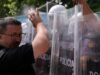 A polícia albanesa usa gás lacrimogêneo e spray de pimenta enquanto os protestos em Tirana se tornam violentos