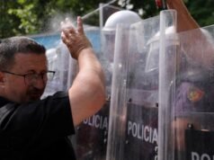 A polícia albanesa usa gás lacrimogêneo e spray de pimenta enquanto os protestos em Tirana se tornam violentos
