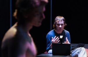 Revisão de ‘F— Strangers’: A infertilidade fica excêntrica