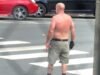 Um homem empunhando uma faca foi esbofeteado pela polícia do lado de fora de um hospital de OC