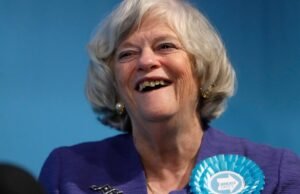 A polícia britânica libertou o homem preso pelo assassinato da ex-política Ann Widdecombe
