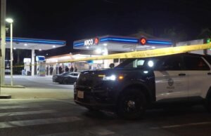 Homem baleado durante assalto na rua Boyle Heights; criminosos ainda armados com armas