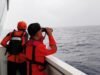 Equipes de resgate na Indonésia encontraram uma mãe e seu filho vivos em um barco que estava afundando