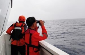 Equipes de resgate na Indonésia encontraram uma mãe e seu filho vivos em um barco que estava afundando