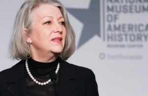 O chefe do museu de história Smithsonian rejeita as críticas da Casa Branca ao seu líder