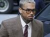 Chris Brown deve US$ 13 milhões a uma governanta que foi atacada por um pastor caucasiano