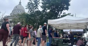 A capital de Wisconsin está reprimindo a ação, combatendo tiroteios policiais