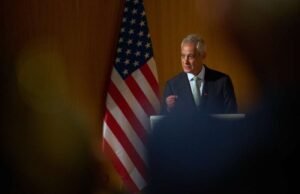 Num discurso solene, Rahm Emanuel advertiu que Israel se tinha tornado um “pária territorial”.