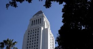 Luto pelo jovem que aparentemente pulou da prefeitura de Los Angeles