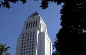 Luto pelo jovem que aparentemente pulou da prefeitura de Los Angeles