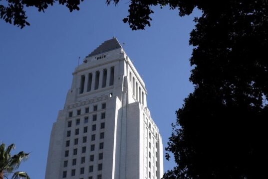 Luto pelo jovem que aparentemente pulou da prefeitura de Los Angeles