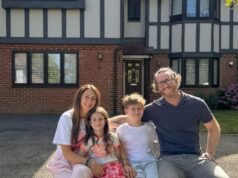 Um casal que vota para voltar para casa, na Inglaterra, para viajar pelo mundo com seus filhos