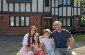 Um casal que vota para voltar para casa, na Inglaterra, para viajar pelo mundo com seus filhos