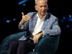 Economistas e líderes tecnológicos alertam que a IA pode trazer “grande deslocamento de empregos” e outros riscos