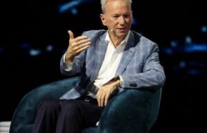 Economistas e líderes tecnológicos alertam que a IA pode trazer “grande deslocamento de empregos” e outros riscos