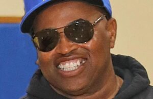 Robert Garrett, em Crenshaw desde 1988, não é mais o técnico de futebol