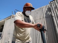 A raiva cresceu em Boyle Heights quando o fogo, as moscas e os insetos começaram a cheirar mal.