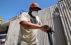 A raiva cresceu em Boyle Heights quando o fogo, as moscas e os insetos começaram a cheirar mal.