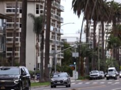 Santa Monica está usando câmeras alimentadas por IA para atingir motoristas que bloqueiam ciclovias