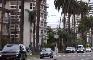 Santa Monica está usando câmeras alimentadas por IA para atingir motoristas que bloqueiam ciclovias