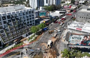 O pátio do Sunset Boulevard foi fechado indefinidamente enquanto as equipes consertavam um cano de água quebrado