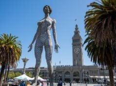 Uma foto de uma mulher gigante nua à venda em São Francisco. Traga um guindaste
