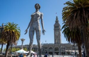Uma foto de uma mulher gigante nua à venda em São Francisco. Traga um guindaste