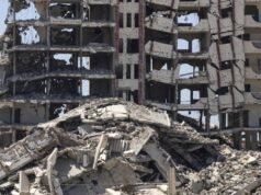 Um pai em Gaza procura o corpo de seu filho