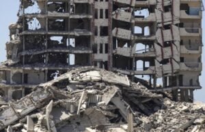 Um pai em Gaza procura o corpo de seu filho