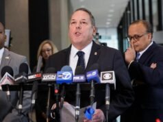 O principal agente do FBI em Chicago pede demissão abruptamente após ser pressionado a se aposentar, dizem fontes da AP