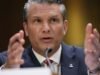 O juiz questiona a diferença entre a política de testosterona de Hegseth e o tratamento dispensado aos soldados transgêneros
