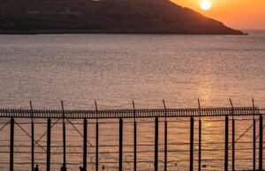Centenas de migrantes nadam de Marrocos para Ceuta, em Espanha