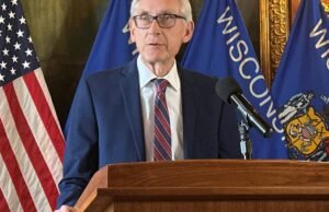 Crowley concorreu ao primeiro governador democrata de Wisconsin