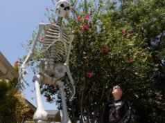 Os esqueletos gigantes ficam muito antes do Halloween em Los Angeles